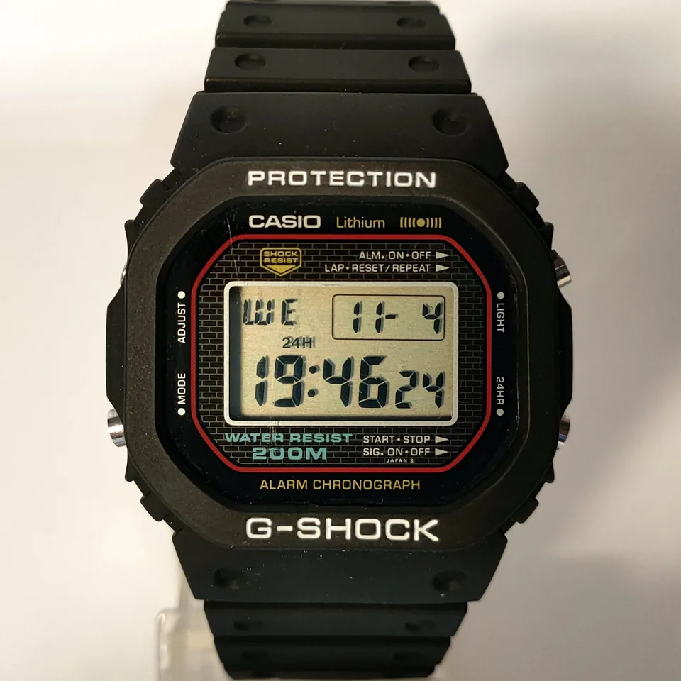 Reloj digital Casio G-SHOCK DW-5000C original de 1983.
