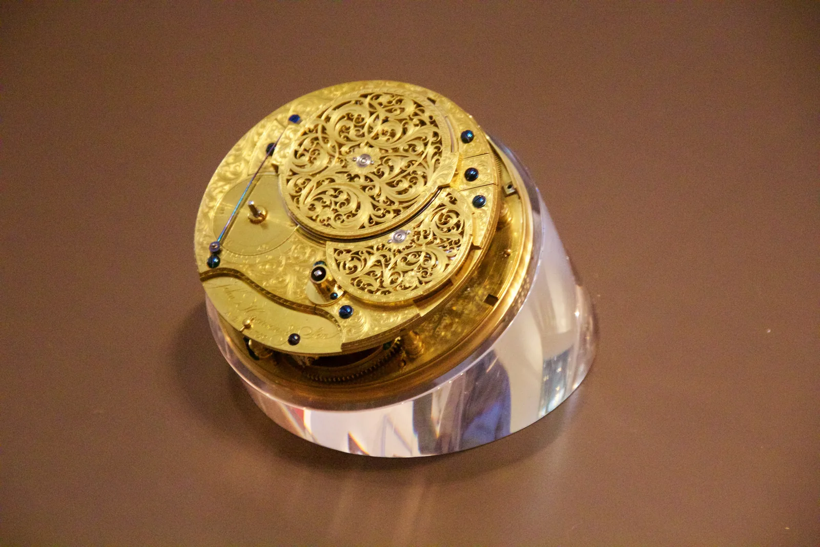 Movimiento dorado y profusamente grabado del reloj marino H4 de John Harrison.